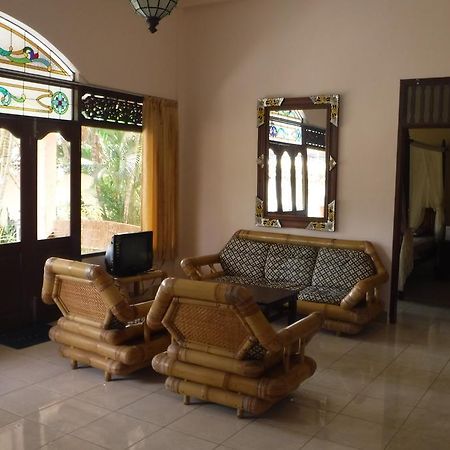 Отель Ombak Putih Bungalows Нуса-Дуа Экстерьер фото